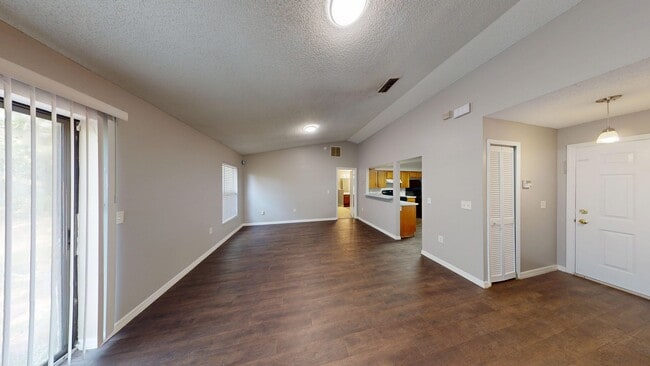 Building Photo - 3 Bedroom/ 2 Bathroom Home in Orlando!