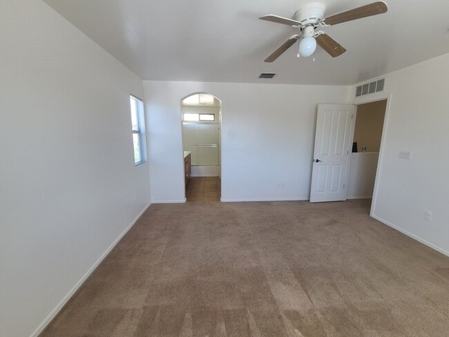 Building Photo - Beautiful 4-bedroom 3-bathroom - GREAT LOC...