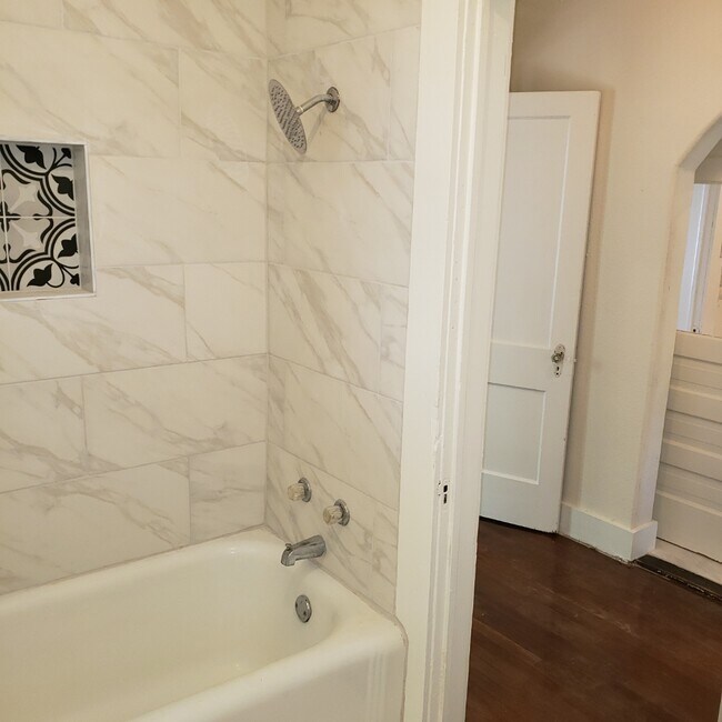 Building Photo - 924 Howard St