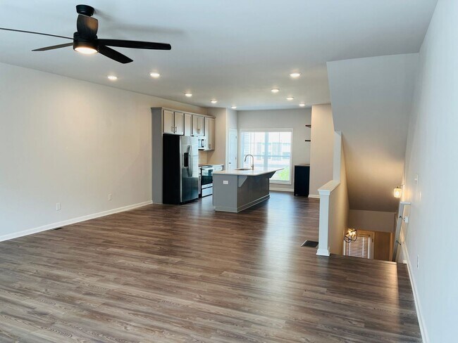 Building Photo - Stunning 3 bedroom, 3.5 bathroom townhome ...