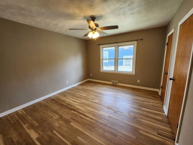 Building Photo - Great 3 Bedroom House
