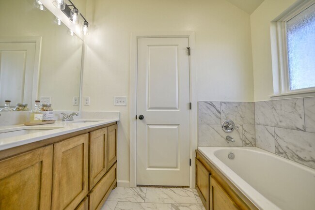 Building Photo - Brand New Home in Washington!