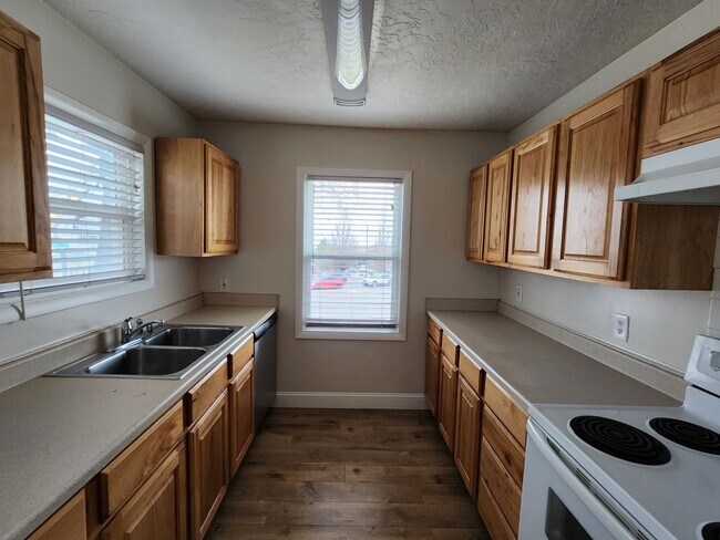 Building Photo - 3Spro2300 (Duplex)