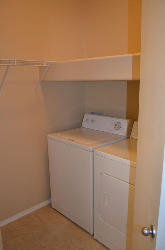 Building Photo - MOVE IN Special!!  Biltmore 2 bedroom!