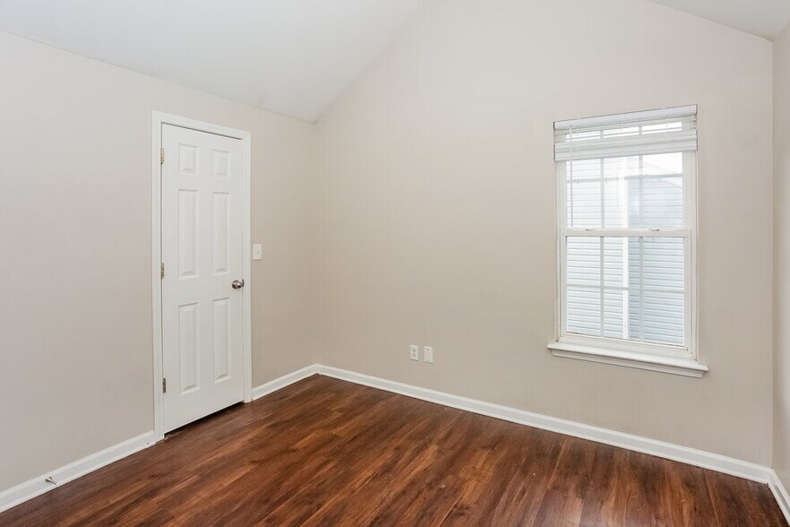 Building Photo - 7103 Fox Point Dr