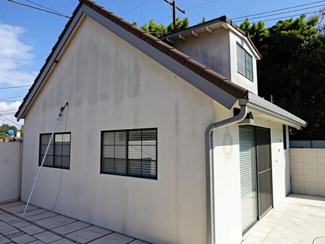 Building Photo - Elegant 4 + 3.5 Pool Home Van Nuys $1,000 Move in Special before May 1st 2026