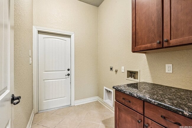 Building Photo - 4911 Country Cv