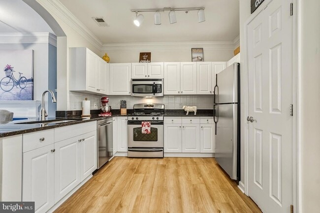 Building Photo - 27 Booth St