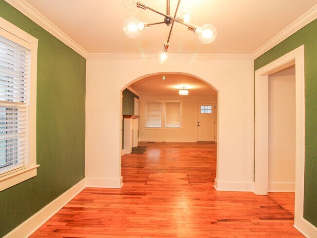 Building Photo - Downtown Athens! Walk to Athens State University! Lawn Care included!