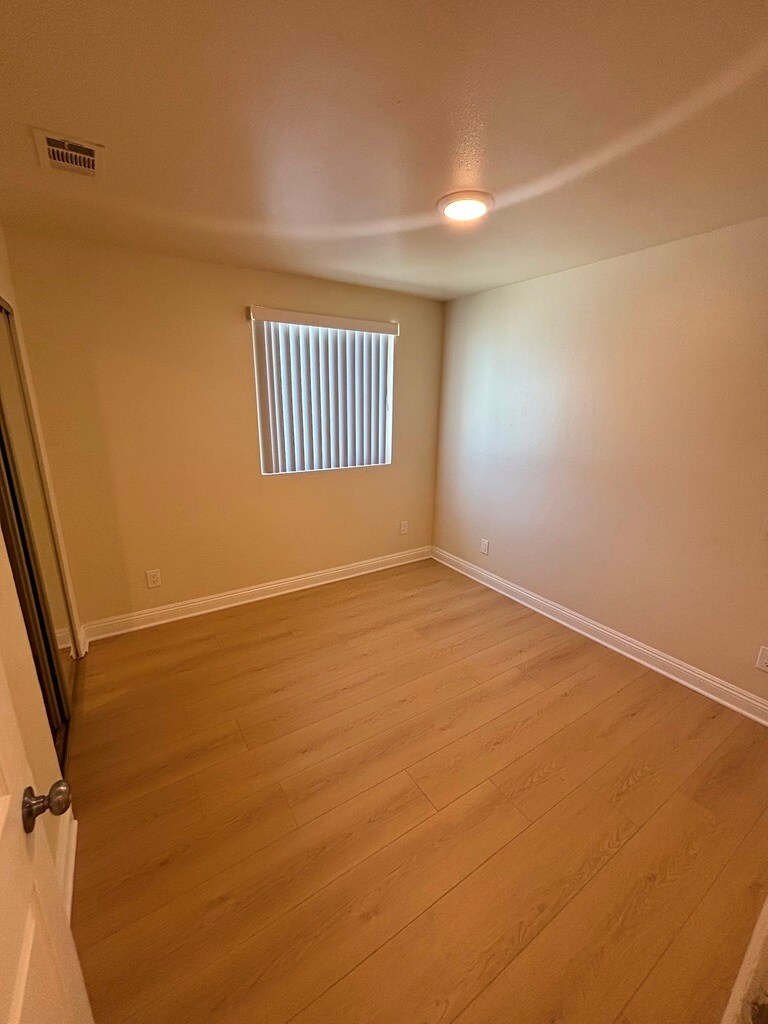 Building Photo - 1029 W 65th Pl