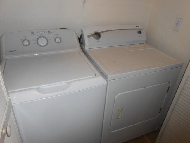 Building Photo - Spacious 2 Bedroom Condo in Gated Community