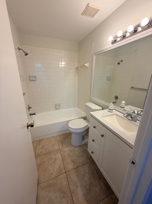 Building Photo - Great Condo in West Palm Beach
