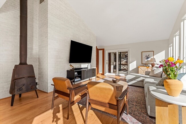 Building Photo - 3936 Holden Dr