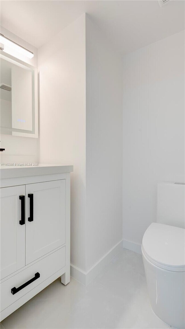 Building Photo - 933 NE 24th Ave