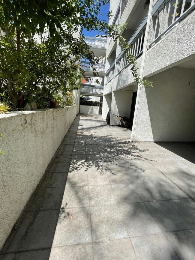 Building Photo - Charming 2bed/2bath Condo with HUGE Privat...