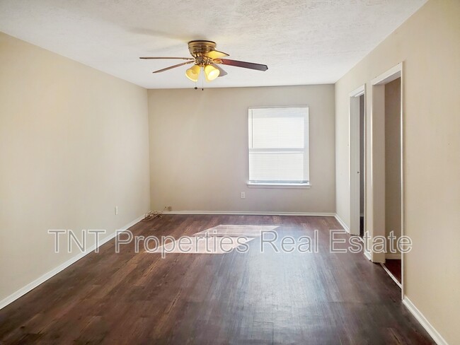 Building Photo - 304 Manuel Dr