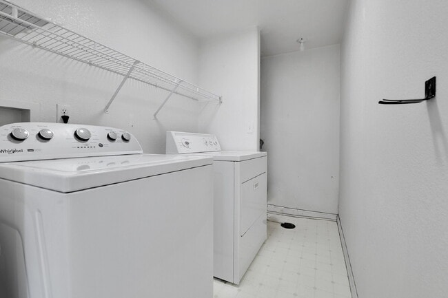 Building Photo - $2,450.00, 3-bed, 2-bath, located in Denver.