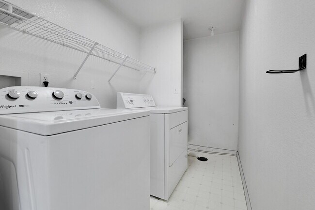 Building Photo - $2,795, 3-bed, 2-bath, located in Denver.