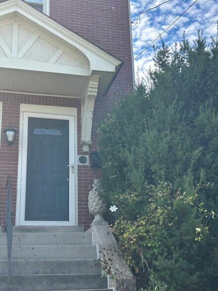 Private Front Entrance - 376 S Evaline St
