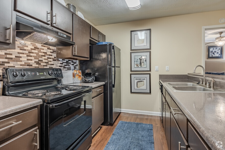 2BR, 2BA - 1005SF - Kitchen - Harvard Place