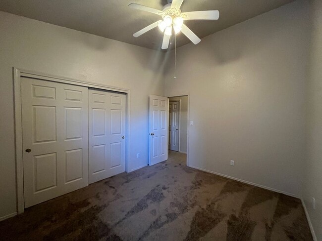 Building Photo - Spacious 3 Bedroom 2 Bathroom Home In The NE!