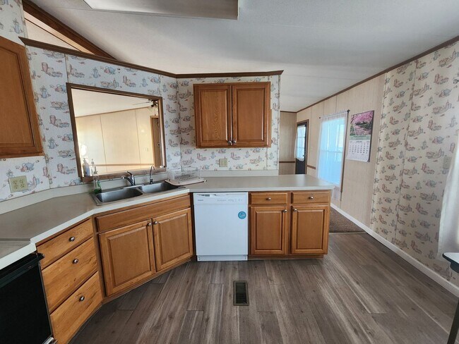 Building Photo - Wonderful County Home