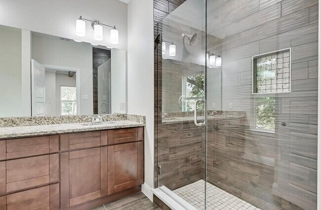Building Photo - Spacious Townhome Near Several Parks