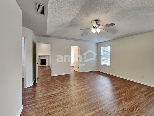 Building Photo - 12582 Ayrshire St E