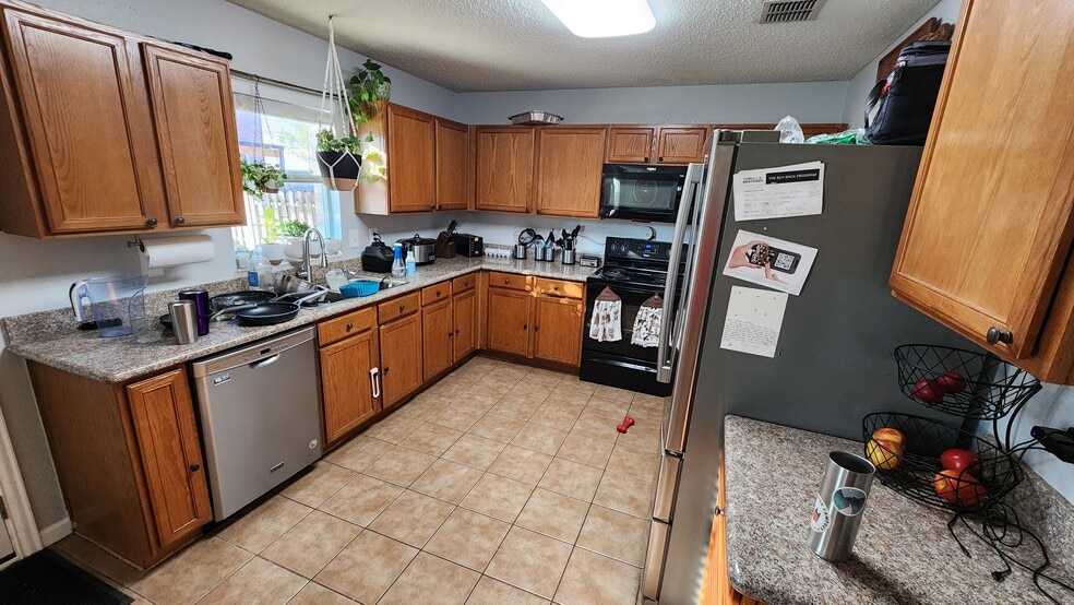 Building Photo - 16125 Hollyhill Ct