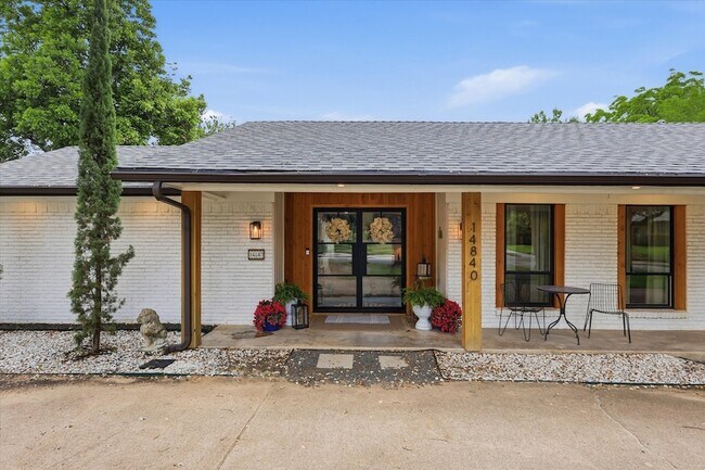 Building Photo - 14840 Knollview Dr