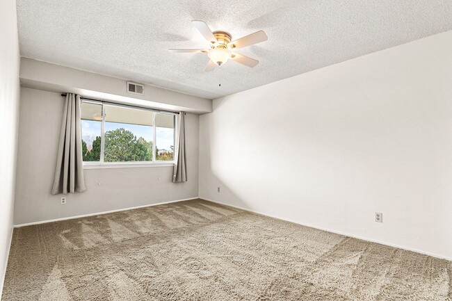 Building Photo - Remodeled 2B/2B East Boulder Apartment w/ ...