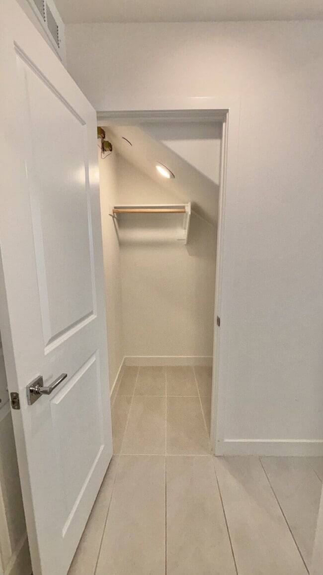 Building Photo - 4 Bedrooms Available University Park