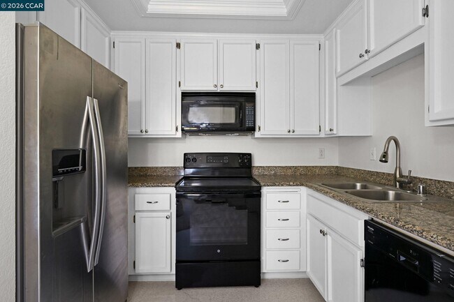 Building Photo - 5012 Lakeview Dr