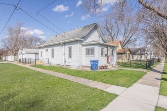 Building Photo - 3 bedroom 1 bath 2 Stall Garage
