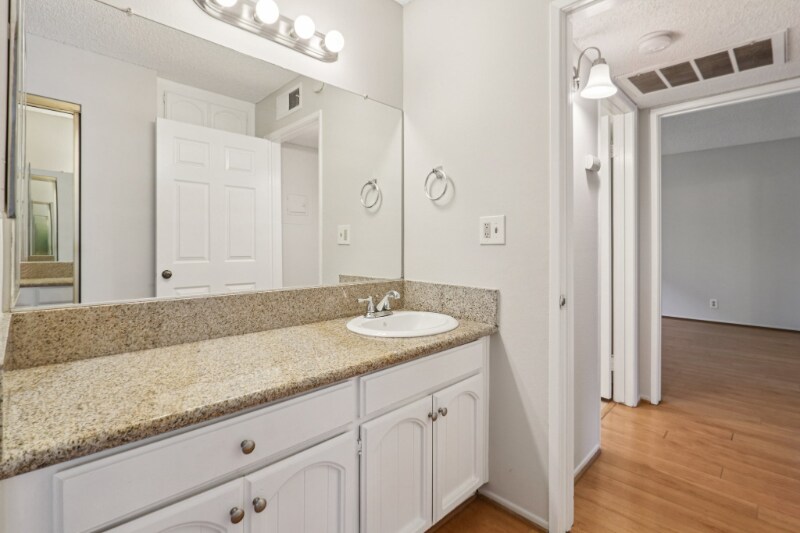 Building Photo - 725 E Providencia Ave