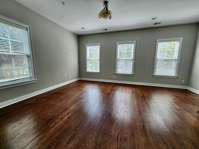 Building Photo - Four bedroom 10 minutes from the beaches o...