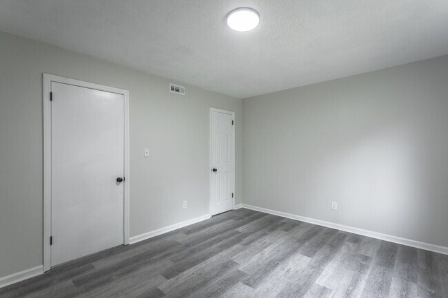 Building Photo - 833 Sylvan Dr