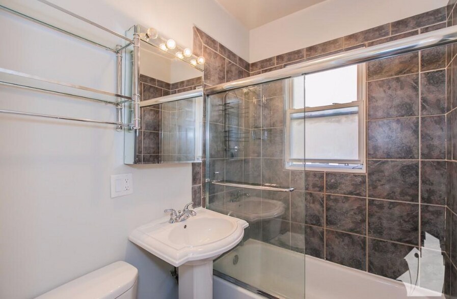 Building Photo - 628 W Roscoe St