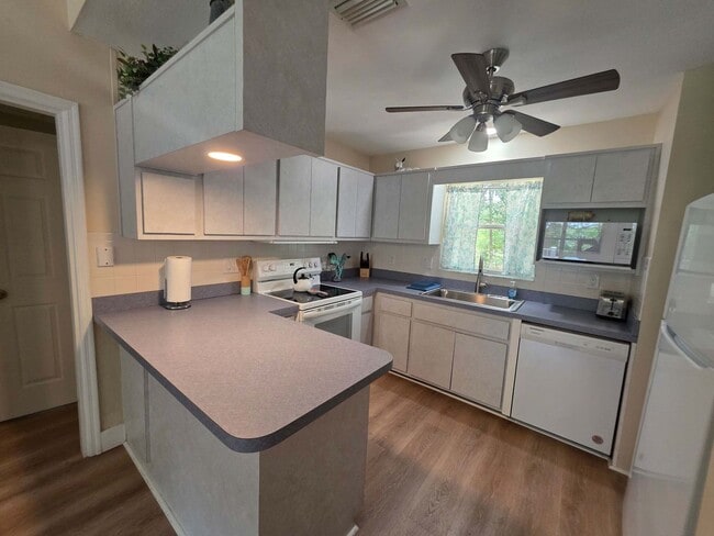 Building Photo - Vacation Home- on the Lake