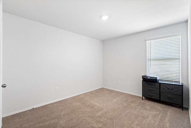 Building Photo - Charming Home Awaits: Spacious & Modern Living in a Prime Location