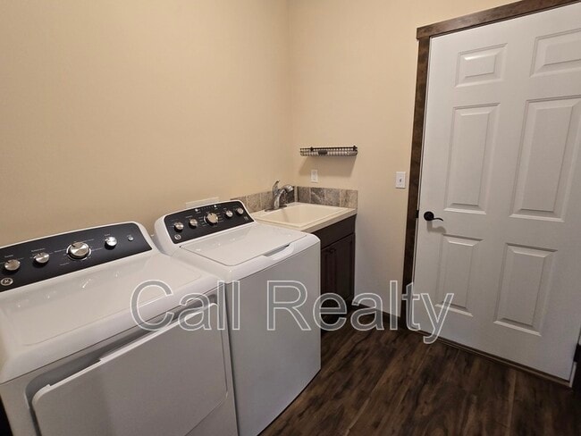 Building Photo - 4414 E Fairview Ave