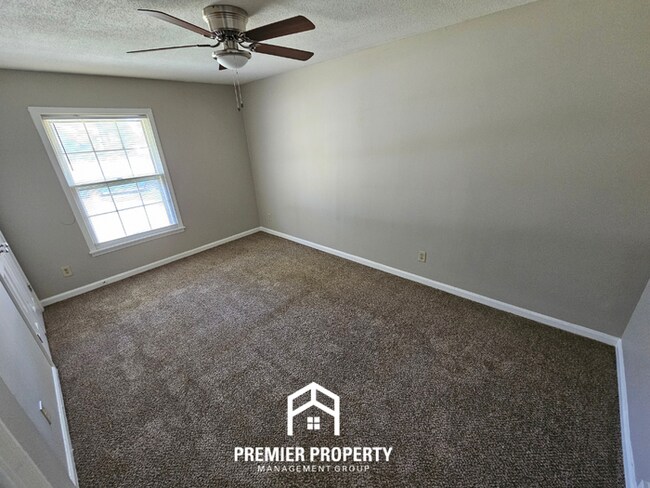 Building Photo - Massive 5BR/3BA Executive Home in East Memphis | Screened Porch & 2,200+ Sq Ft