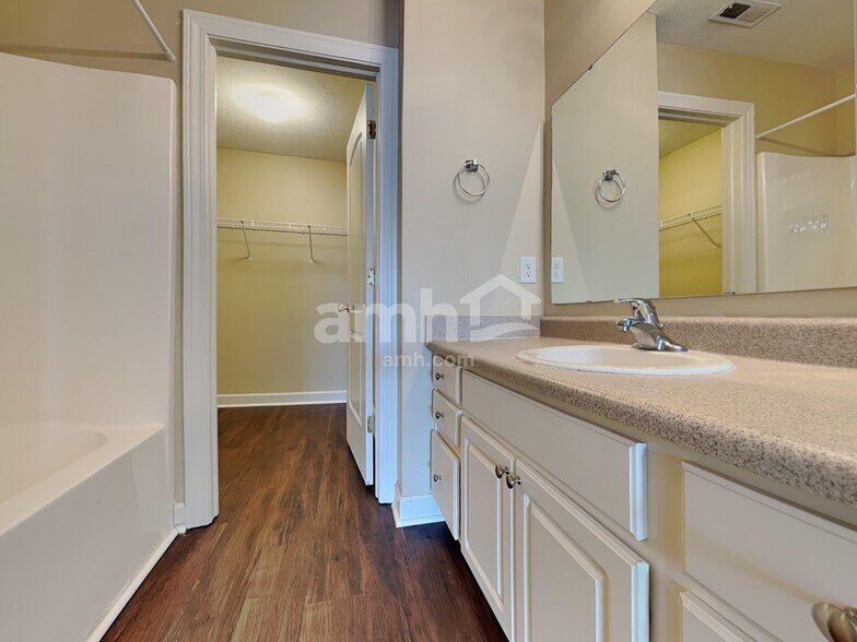 Building Photo - 5915 Cabot Dr