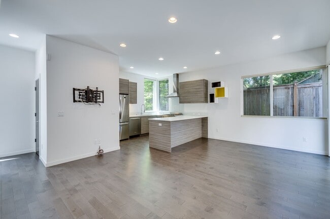 Building Photo - Beautiful 3 bedroom townhome in Leschi!