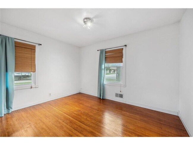 Building Photo - 4 Bed - 2 Bath Brooklyn Park Home with Lar...