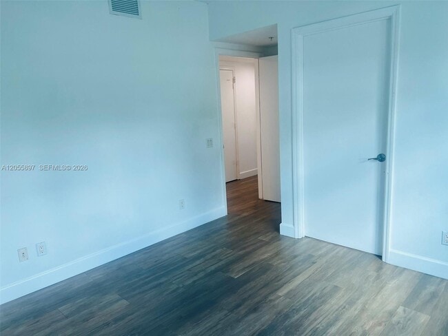 Building Photo - 14951 Royal Oaks Ln