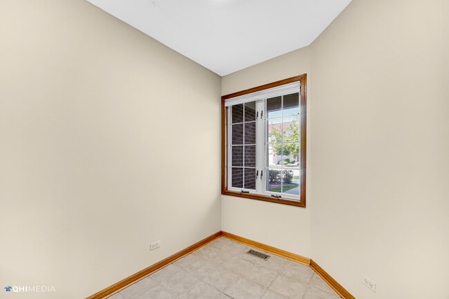 Building Photo - 1202 S Parkside Dr