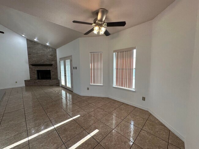 Building Photo - 302 Echo Valley Dr