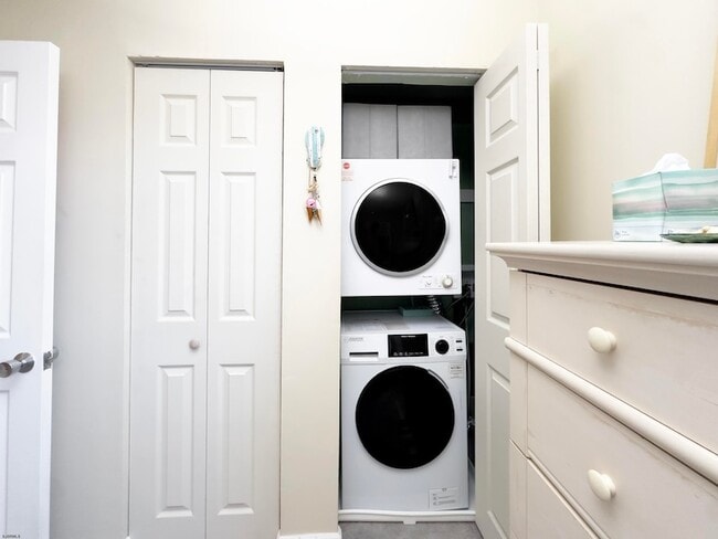 Building Photo - 9801 Ventnor Ave