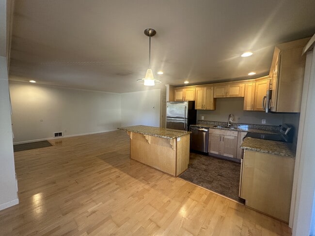 Building Photo - 415 Healy Ave S